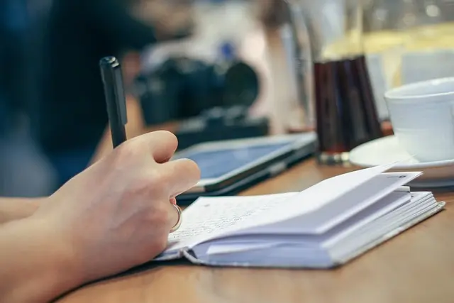 Comment choisir le bon carnet pour votre journal de mode